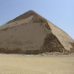 La Pirámide Romboidal o Acodada